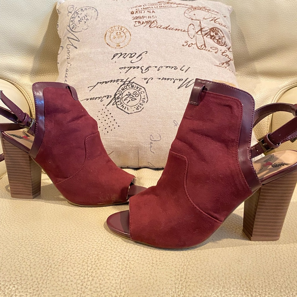 Penny Loves Kenney Burgundy Heels Size 7.5 womens